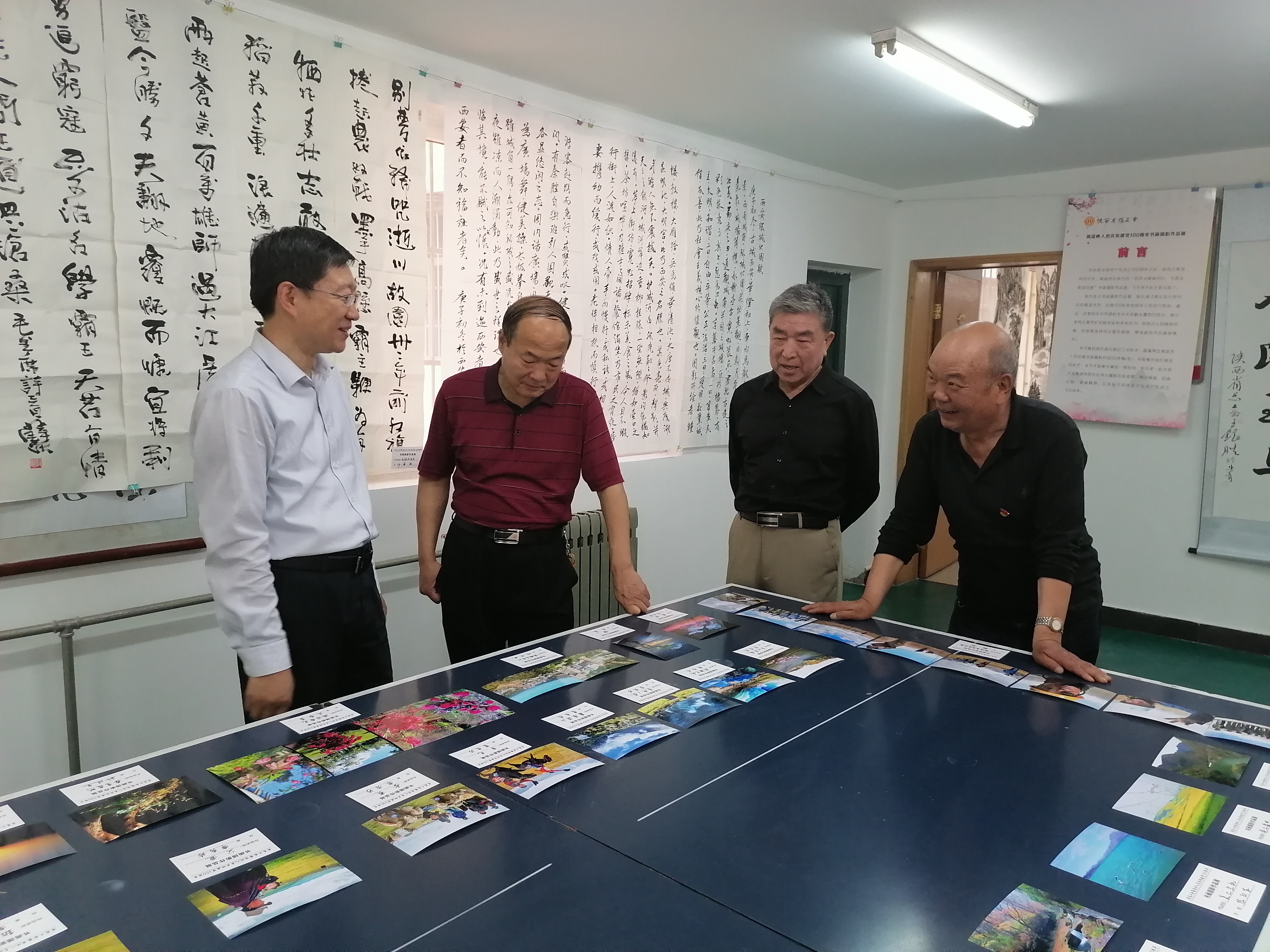 162086862426638897.jpg 01 省总工会党组成员、副主席、直属机关党委书记张永乐现场指导布展工作.jpg