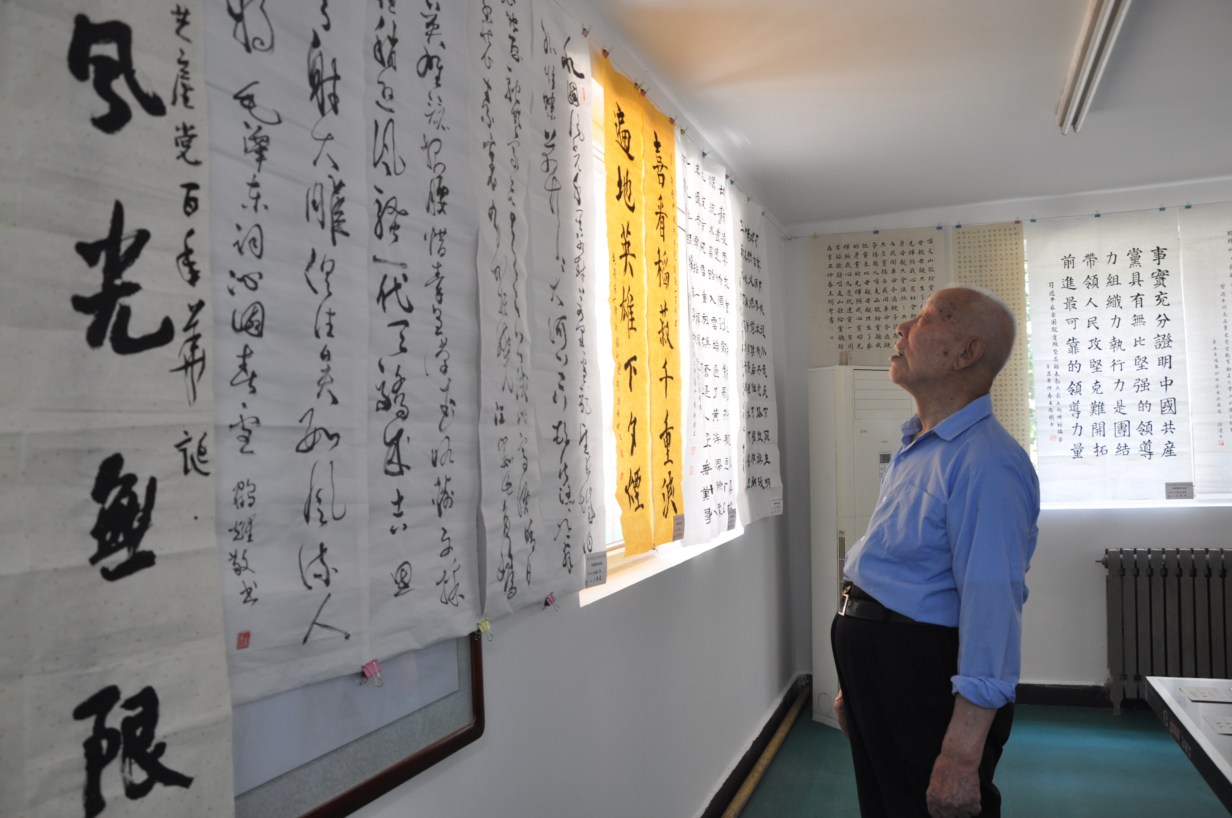 162086867719354646.jpg 04 95岁高龄的省总工会离休干部张平安参观展览.JPG